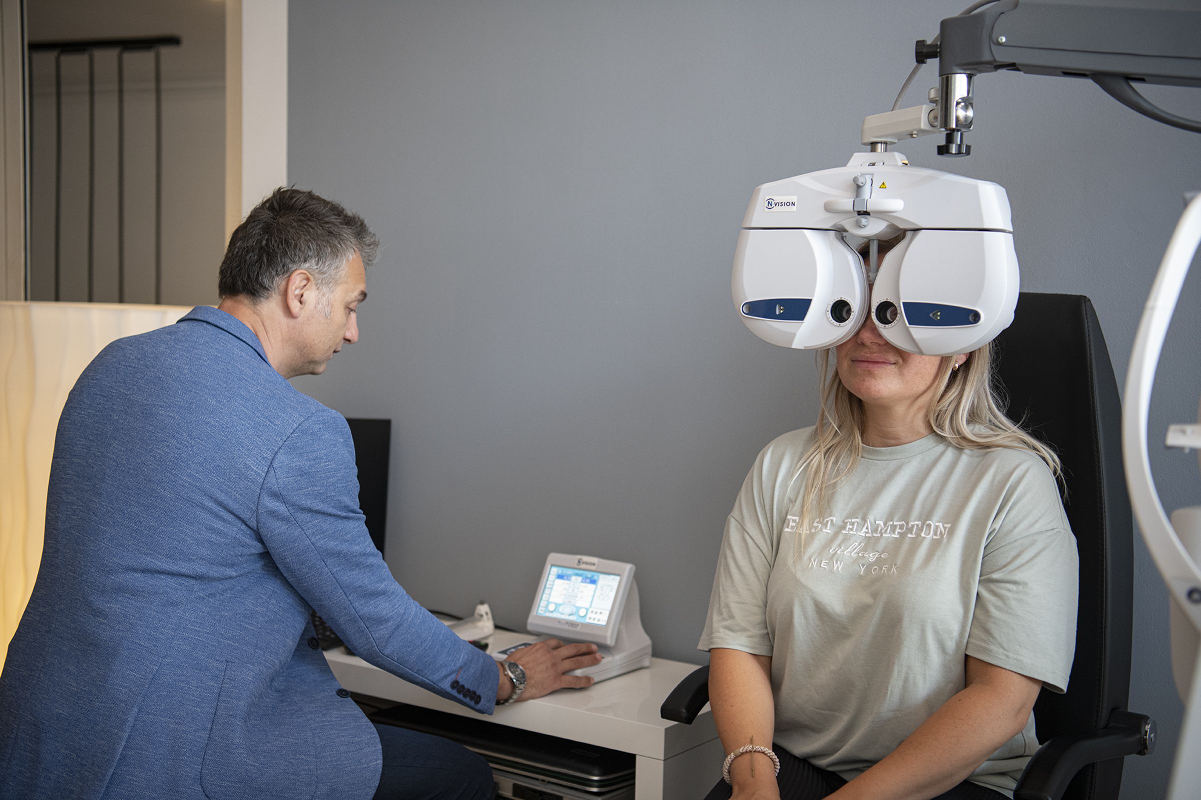 Een opticien die de tijd neemt
