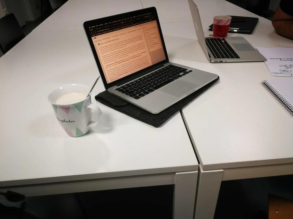 Mac Book und Tee