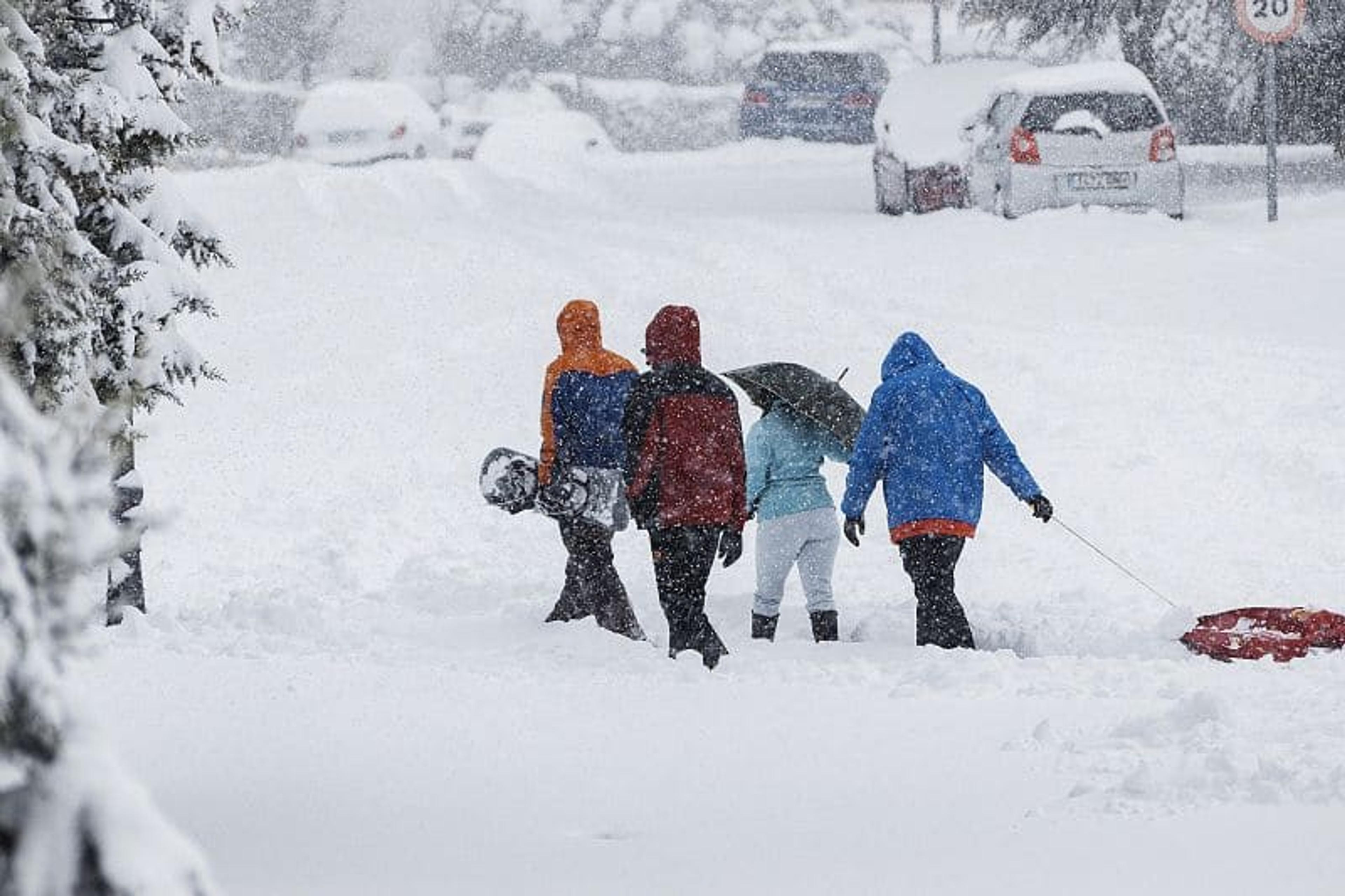 Gente andando por la nieve