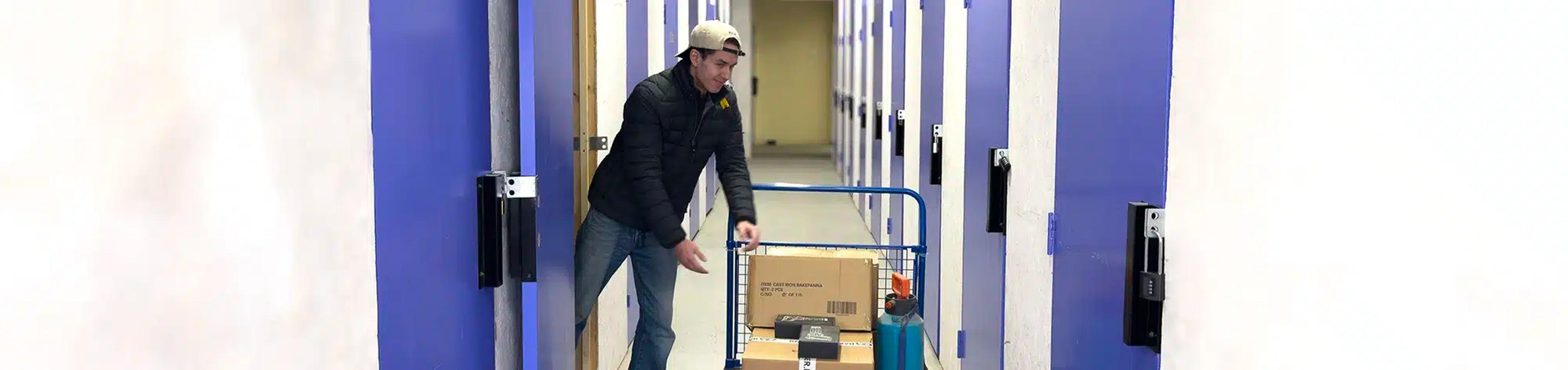Kunde med tralle i lagerkorridoren på Myrene