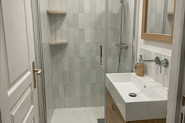 Rénovation de salle de bains : pourquoi le sur-mesure est la solution idéale pour les petits espaces.