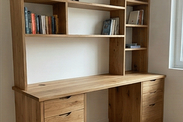 Meuble TV, bibliothèque ou bureau : pourquoi investir dans du mobilier artisanal plutôt que du standard ?