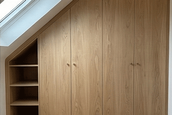 Comment concevoir le dressing de vos rêves dans une chambre mansardée ?