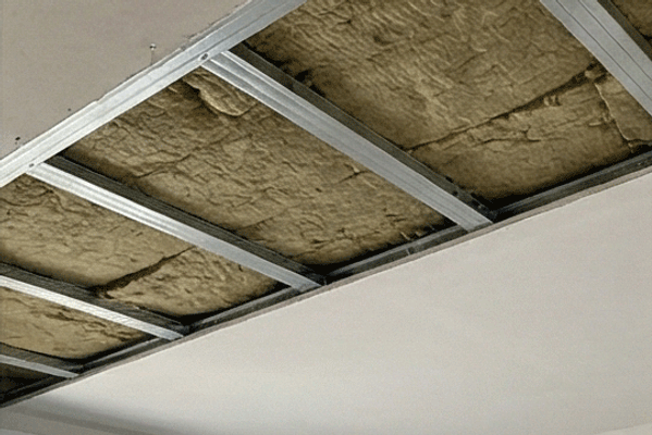 Pourquoi installer un faux plafond pour améliorer l'isolation thermique et acoustique de votre maison ?