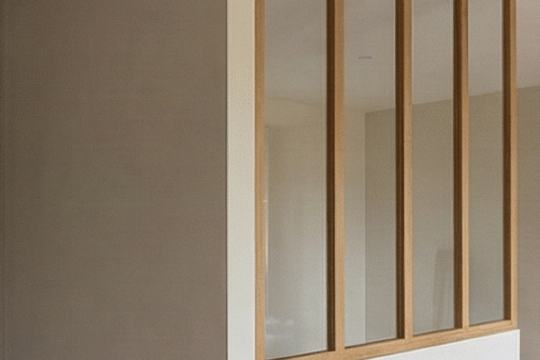 Cloisons sèches ou verrières en bois : comment délimiter l'espace sans perdre de luminosité ?