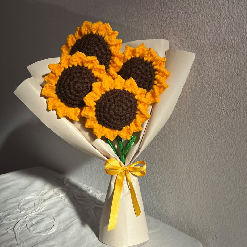 Ramo de Girasol grande tejido a crochet con pétalos amarillos, sobre una mesa