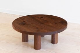 Column coffee table with central legs in wood