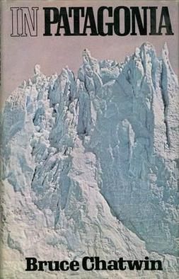 Portada del libro In Patagonia de Bruce Chatwin con montañas y glaciares nevados en tonos azulados