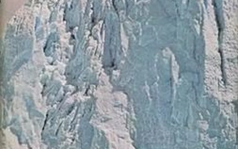 Portada del libro In Patagonia de Bruce Chatwin con montañas y glaciares nevados en tonos azulados