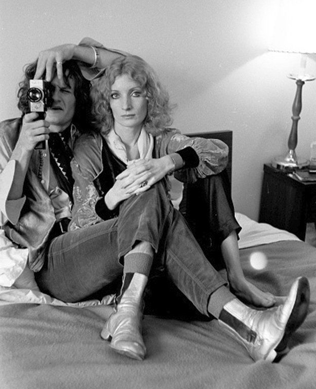 Habitación del Hotel Chelsea con techos altos, ventanas originales, mobiliario que mezcla vintage y contemporáneo, luz natural abundante, paredes con textura histórica