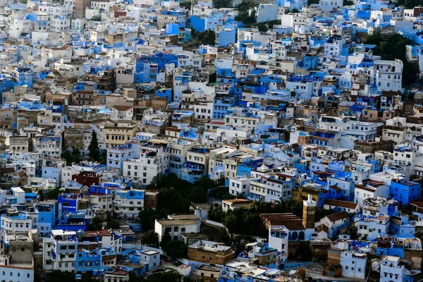 Callejones azules característicos de Chefchaouen con arcos tradicionales y escaleras empedradas