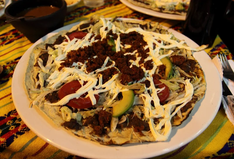 Tlayuda con chorizo en Oaxaca