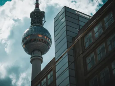 Vista aérea de Berlín con la Torre de Televisión y el río Spree al atardecer