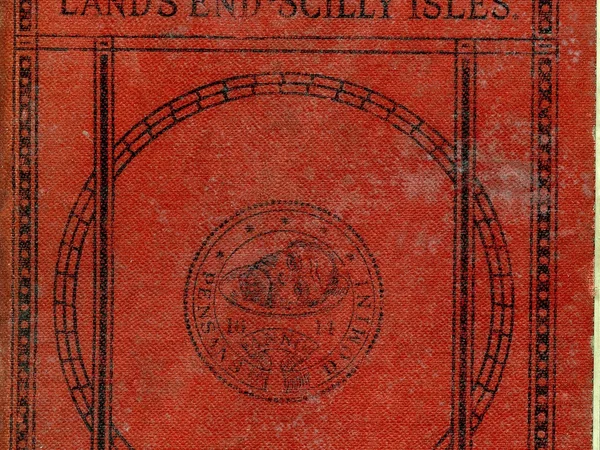 Portada de un libro antiguo de color rojo con texto negro y un diseño circular central.