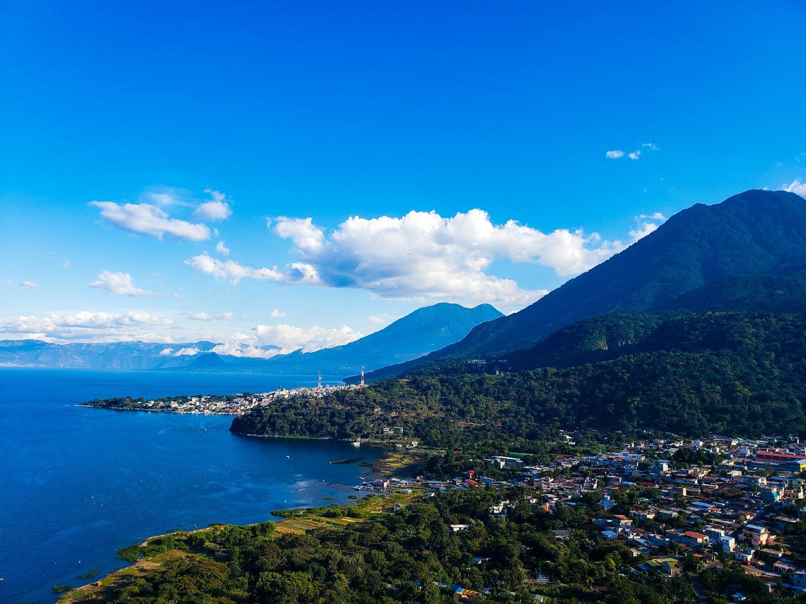 VISTA DESDE EL MIRADOR DE SAN JUAN LA LAGUNA, SOLOLA, GUATEMALA. #GUATEMALA #SANPEDROLALAGUNA #SANJUANLALAGUNA #SOLOLA #MIRADOR #PARADISE #SKY #BLUE #GREEN #LAGODEATITLAN #ATITLANLAKE #LAKE