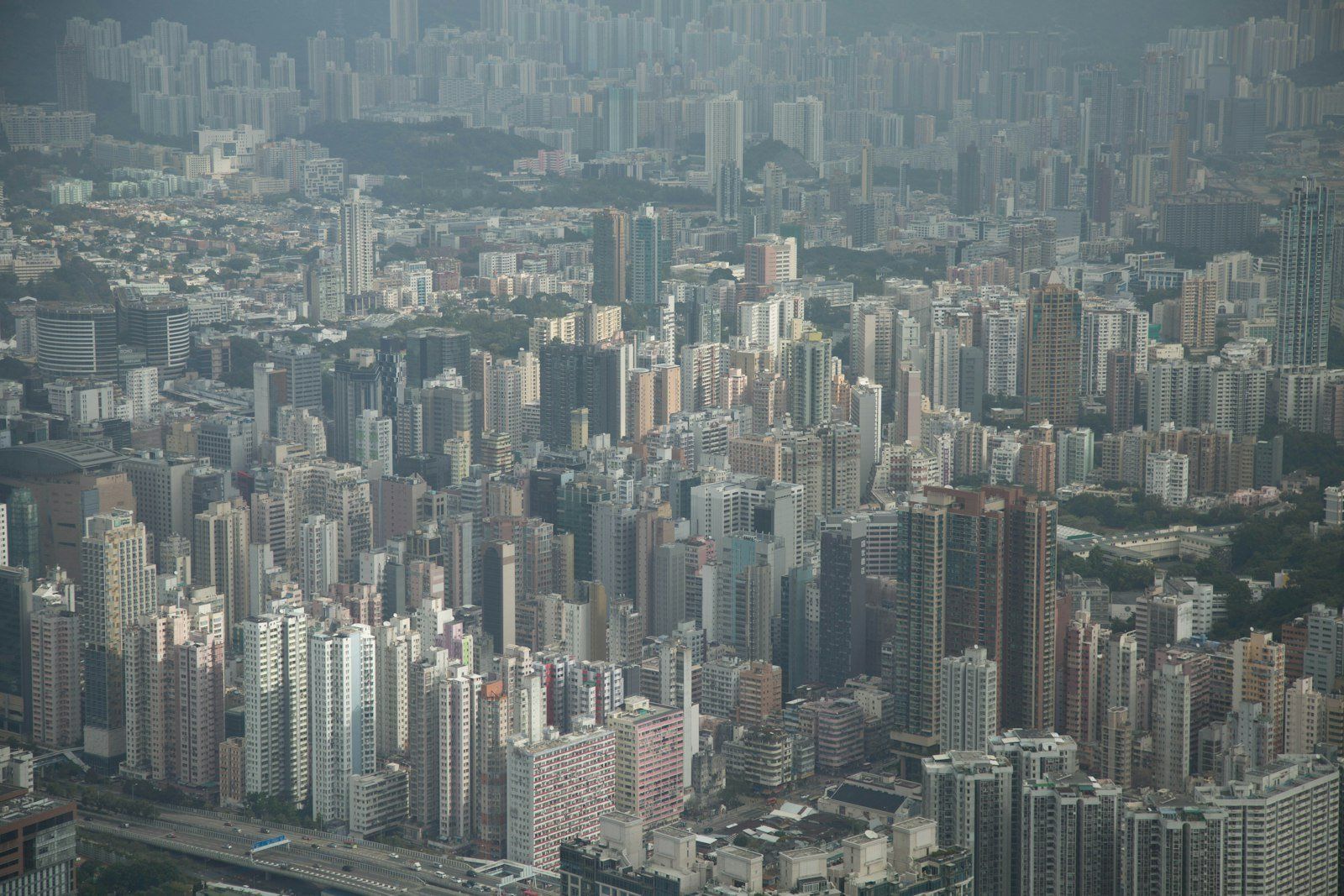 Vista aérea de la skyline de Hong Kong con rascacielos y edificios altos densamente apiñados en un día brumoso