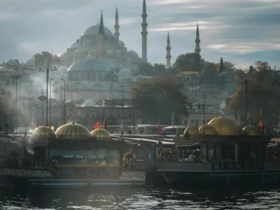 Vista de la Mezquita Azul en Estambul con cúpulas y minaretes junto al Bósforo, barcos y niebla ligera