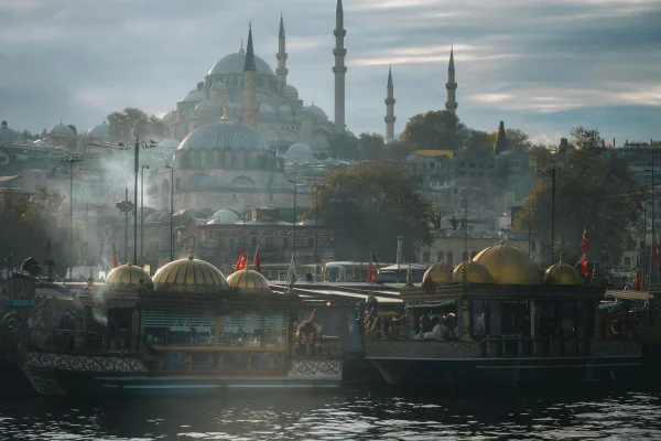 Vista de la Mezquita Azul en Estambul con cúpulas y minaretes junto al Bósforo, barcos y niebla ligera