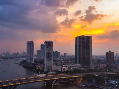 Vista panorámica del skyline de Bangkok con templos dorados y rascacielos modernos al atardecer