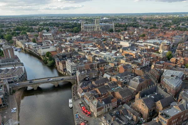 Vista aérea de York Minster y el centro histórico medieval amurallado
