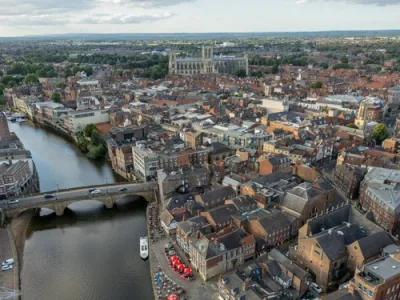 Vista aérea de York Minster y el centro histórico medieval amurallado