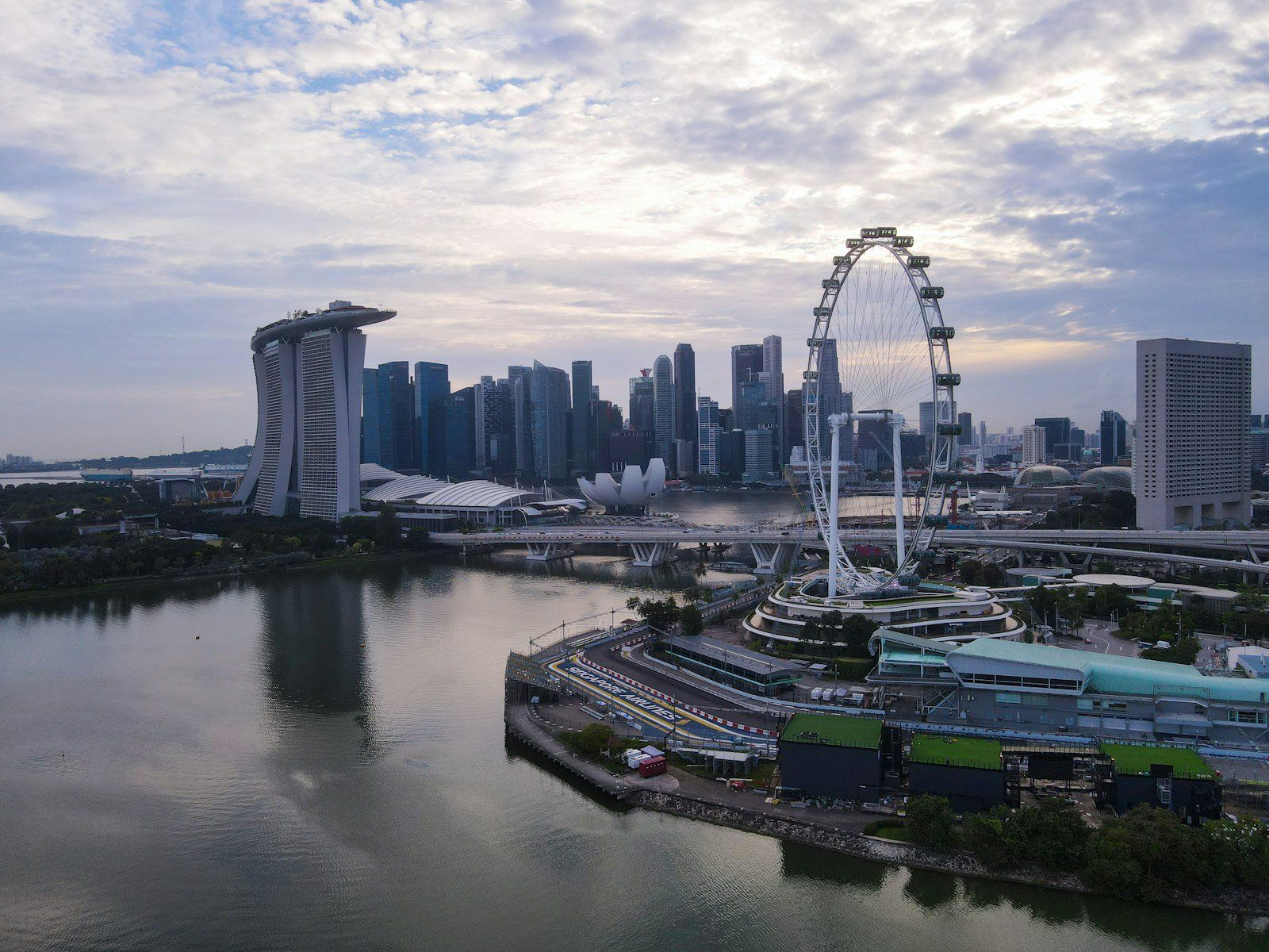 Contraste entre templos tradicionales asiáticos y modernos rascacielos iluminados al atardecer