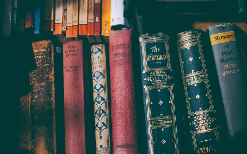 Libros apilados formando un arco — Los 12 mejores libros de viajes de todos los tiempos