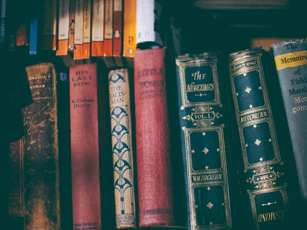 Libros apilados formando un arco — Los 12 mejores libros de viajes de todos los tiempos