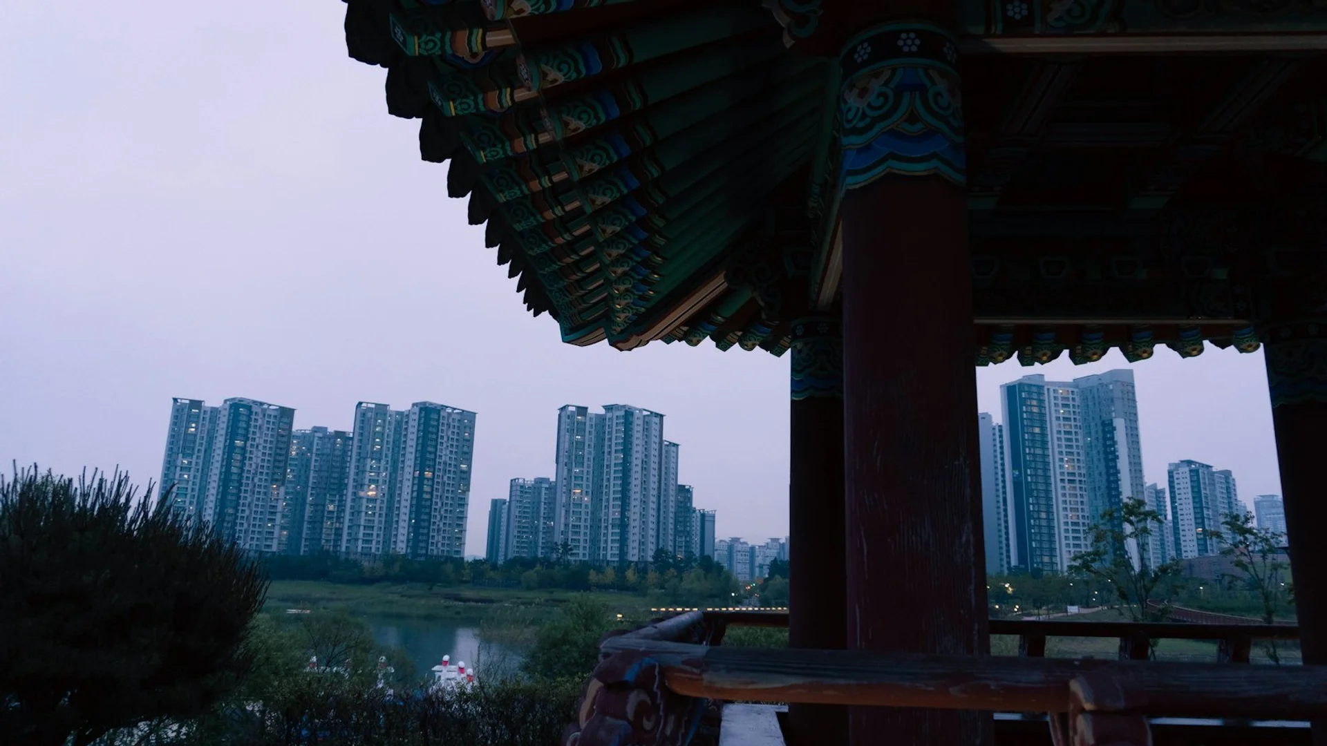 Vista aérea del puerto de Incheon con Chinatown y rascacielos de Songdo al fondo