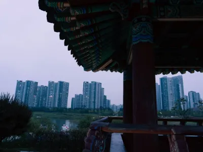 Vista aérea del puerto de Incheon con Chinatown y rascacielos de Songdo al fondo