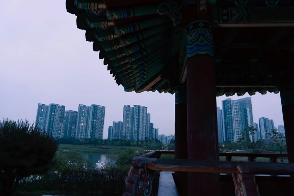 Vista aérea del puerto de Incheon con Chinatown y rascacielos de Songdo al fondo