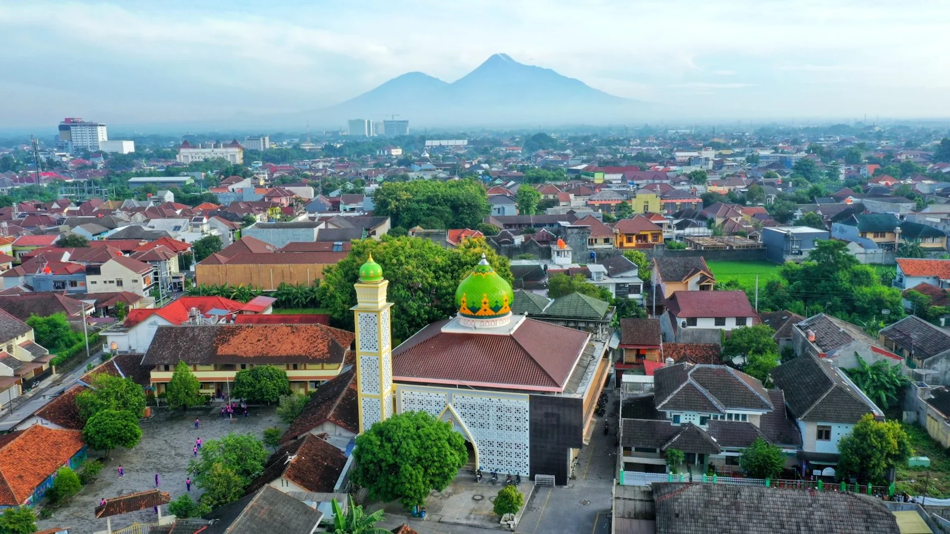 Vista panorámica del Kraton de Yogyakarta con arquitectura javanesa tradicional y palmeras