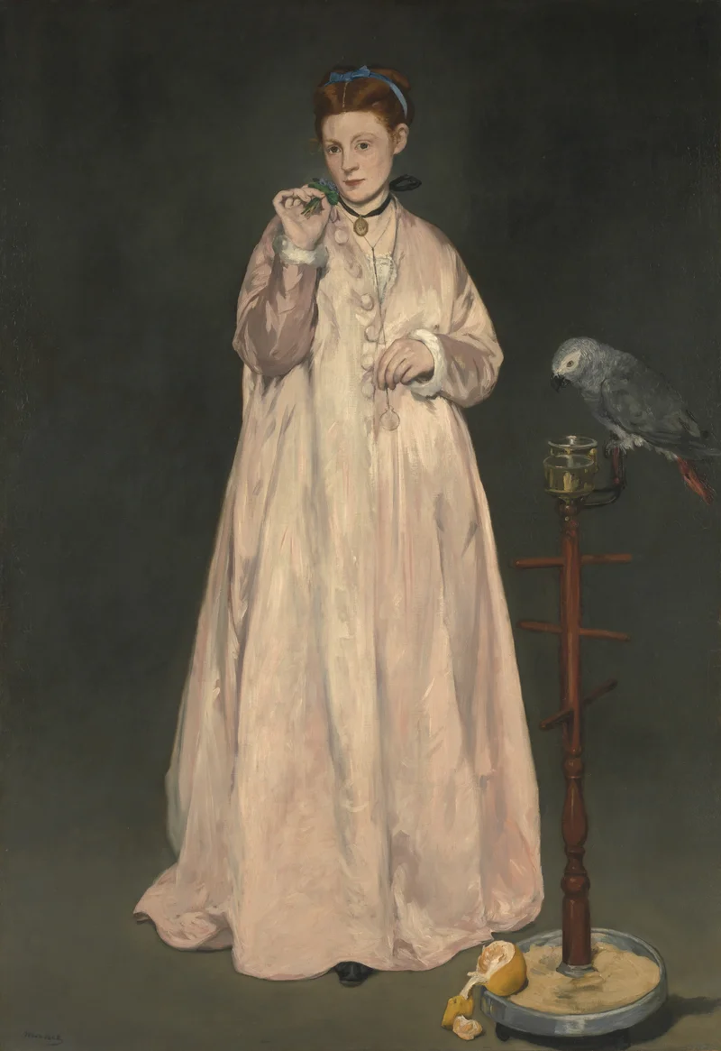 Retrato de una joven con un vestido oscuro, sosteniendo un pequeño perro blanco, con un fondo neutro.