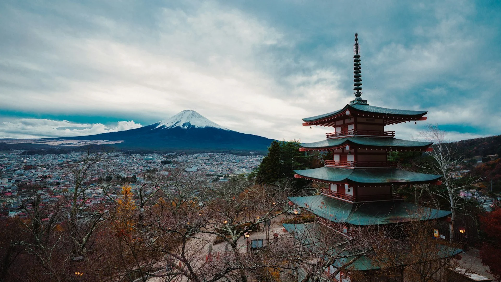 Vista panorámica del Pabellón Dorado de Kinkaku-ji en Kioto, reflejo en estanque zen con jardín otoñal
