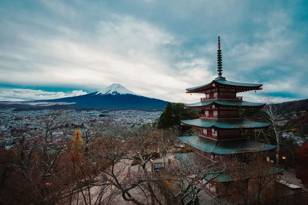 Vista panorámica del Pabellón Dorado de Kinkaku-ji en Kioto, reflejo en estanque zen con jardín otoñal