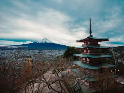 Vista panorámica del Pabellón Dorado de Kinkaku-ji en Kioto, reflejo en estanque zen con jardín otoñal