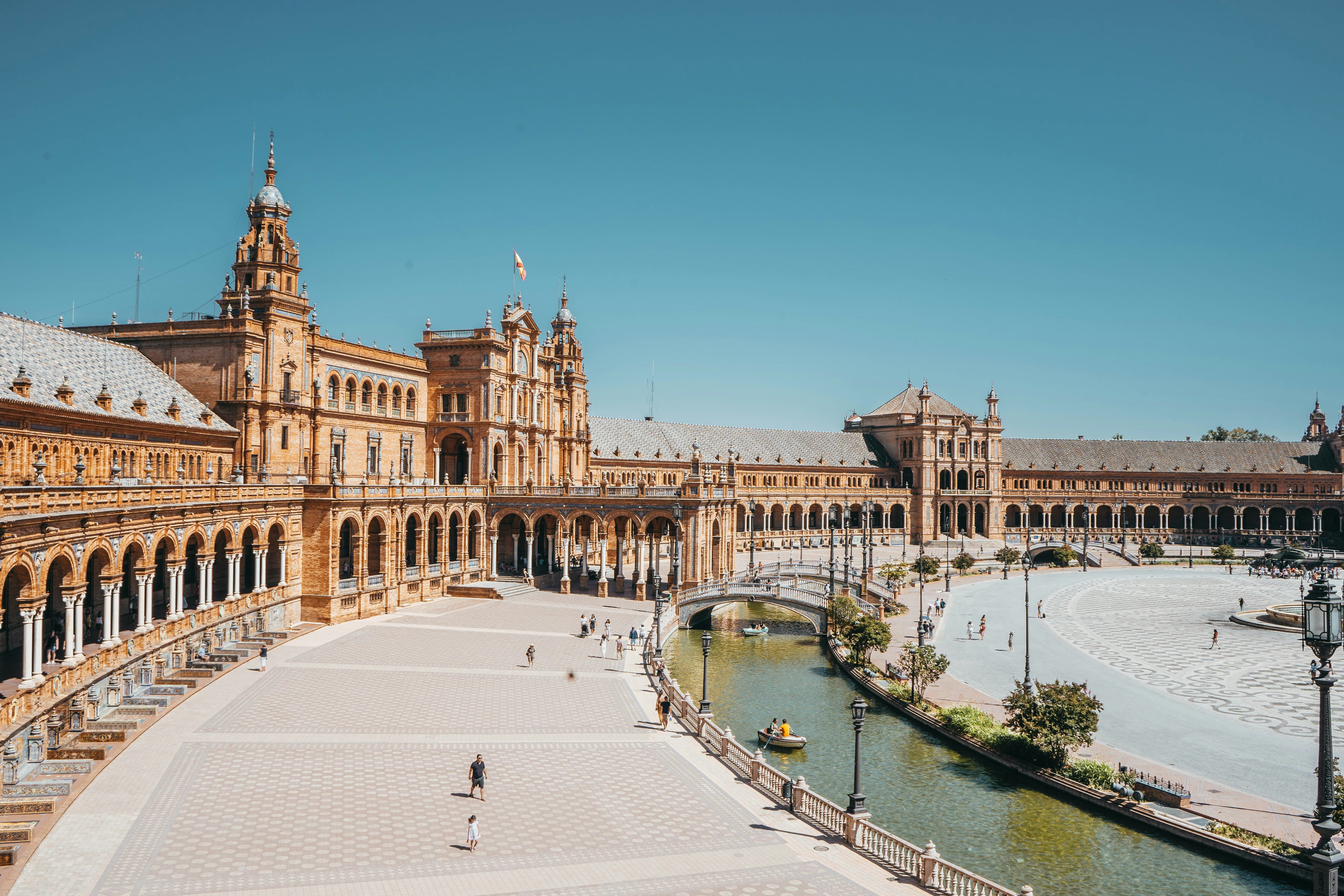 Vista aérea de la Plaza de España en Sevilla, con su canal y edificios monumentales.