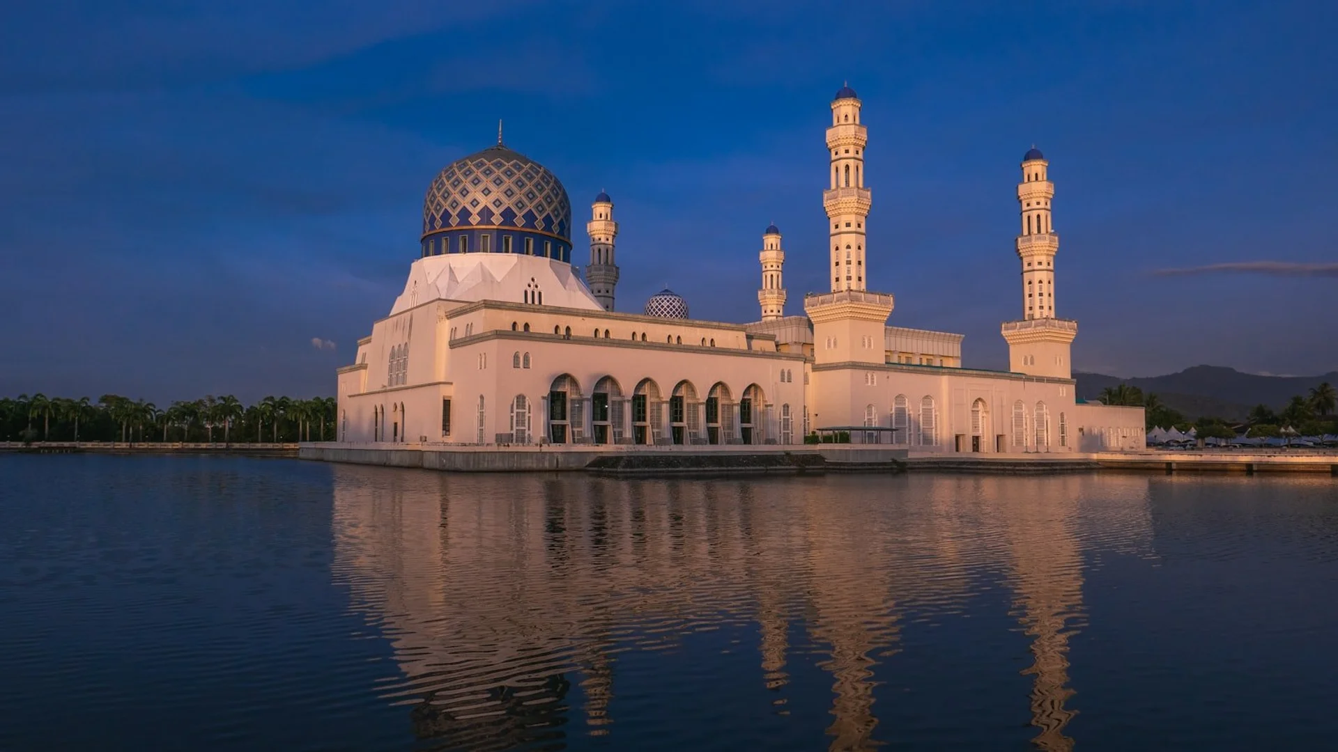 Vista aérea del waterfront de Kota Kinabalu con mezquita estatal y mar turquesa