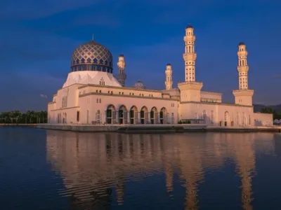 Vista aérea del waterfront de Kota Kinabalu con mezquita estatal y mar turquesa