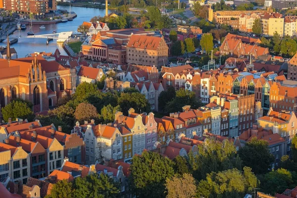 Vista panorámica del casco antiguo de Gdansk con la Basílica de Santa María y casas hanseáticas junto al río Motława