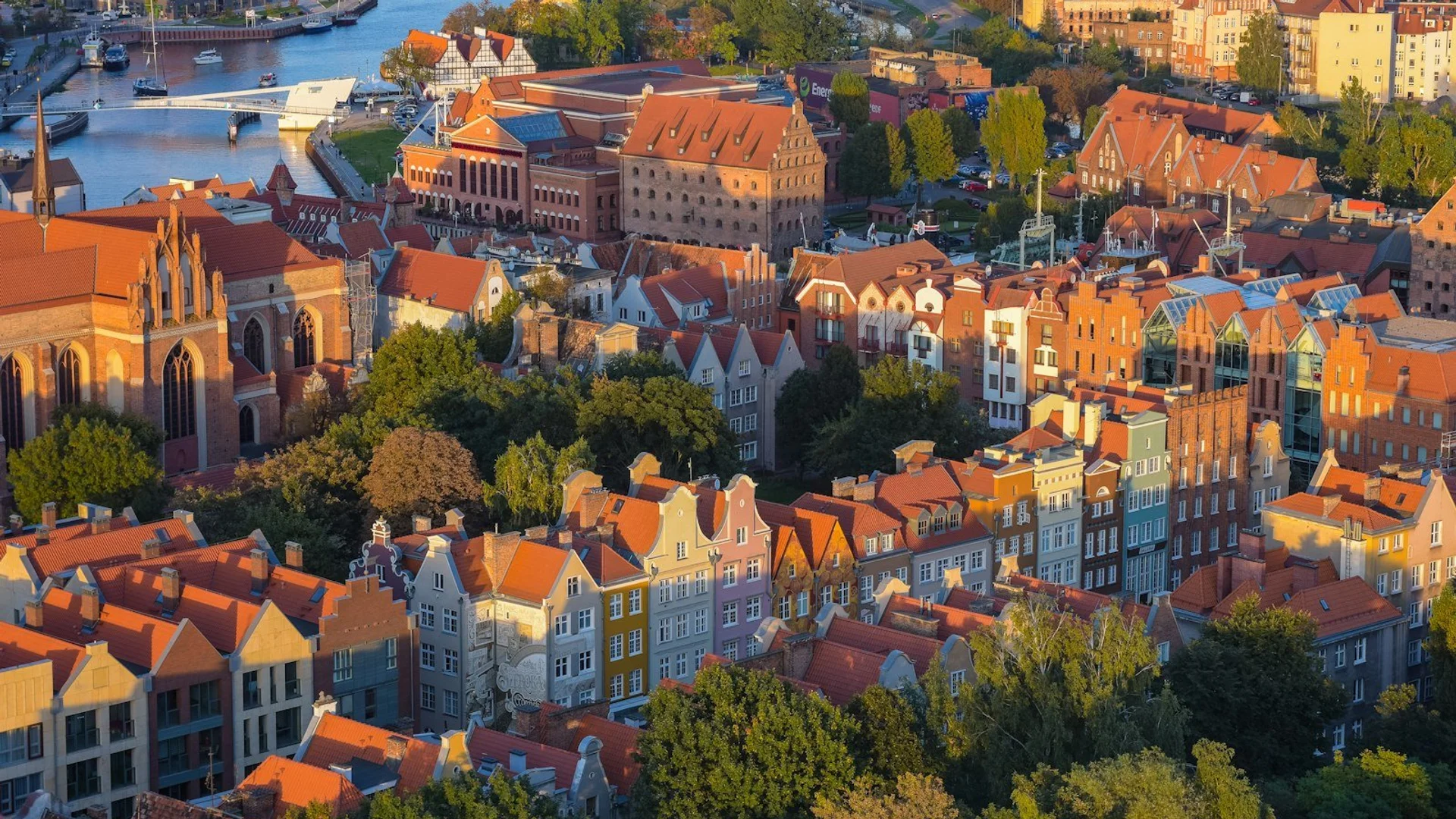 Vista panorámica del casco antiguo de Gdansk con la Basílica de Santa María y casas hanseáticas junto al río Motława