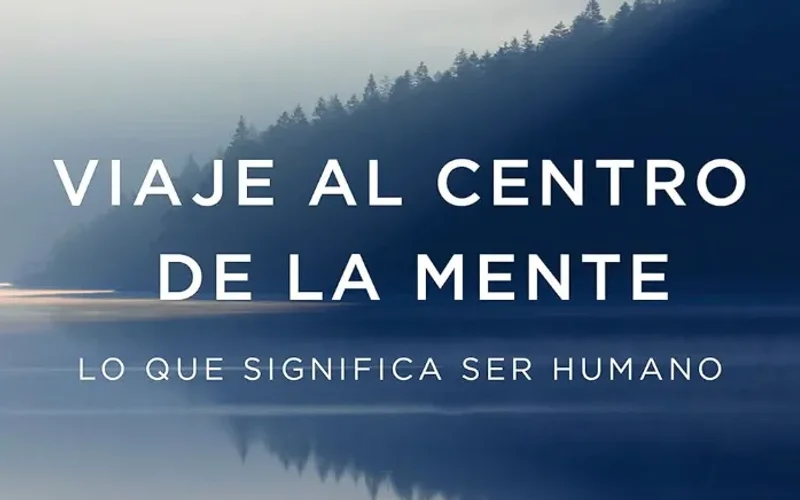 Portada de libro con paisaje sereno de árboles y lago reflejado en tonos azules, título en blanco: Viaje al centro de la mente, lo que significa ser