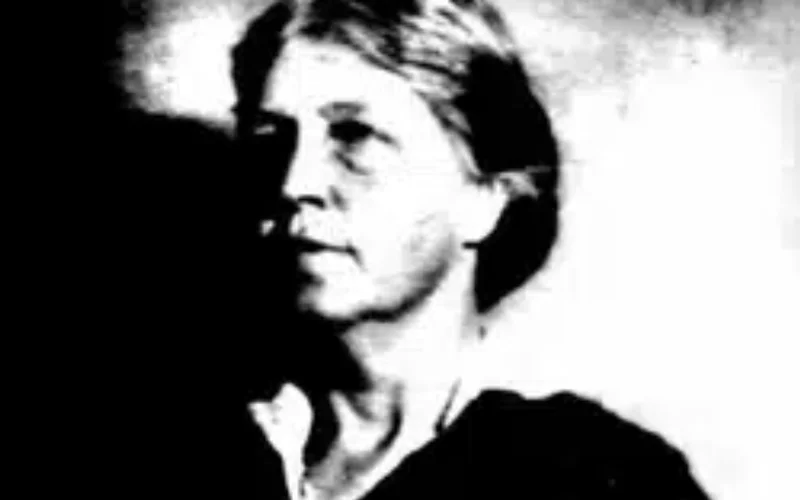 Retrato en blanco y negro de Neltje Blanchan, mujer de cabello claro recogido, con vestido oscuro de cuello blanco y mirada seria de perfil