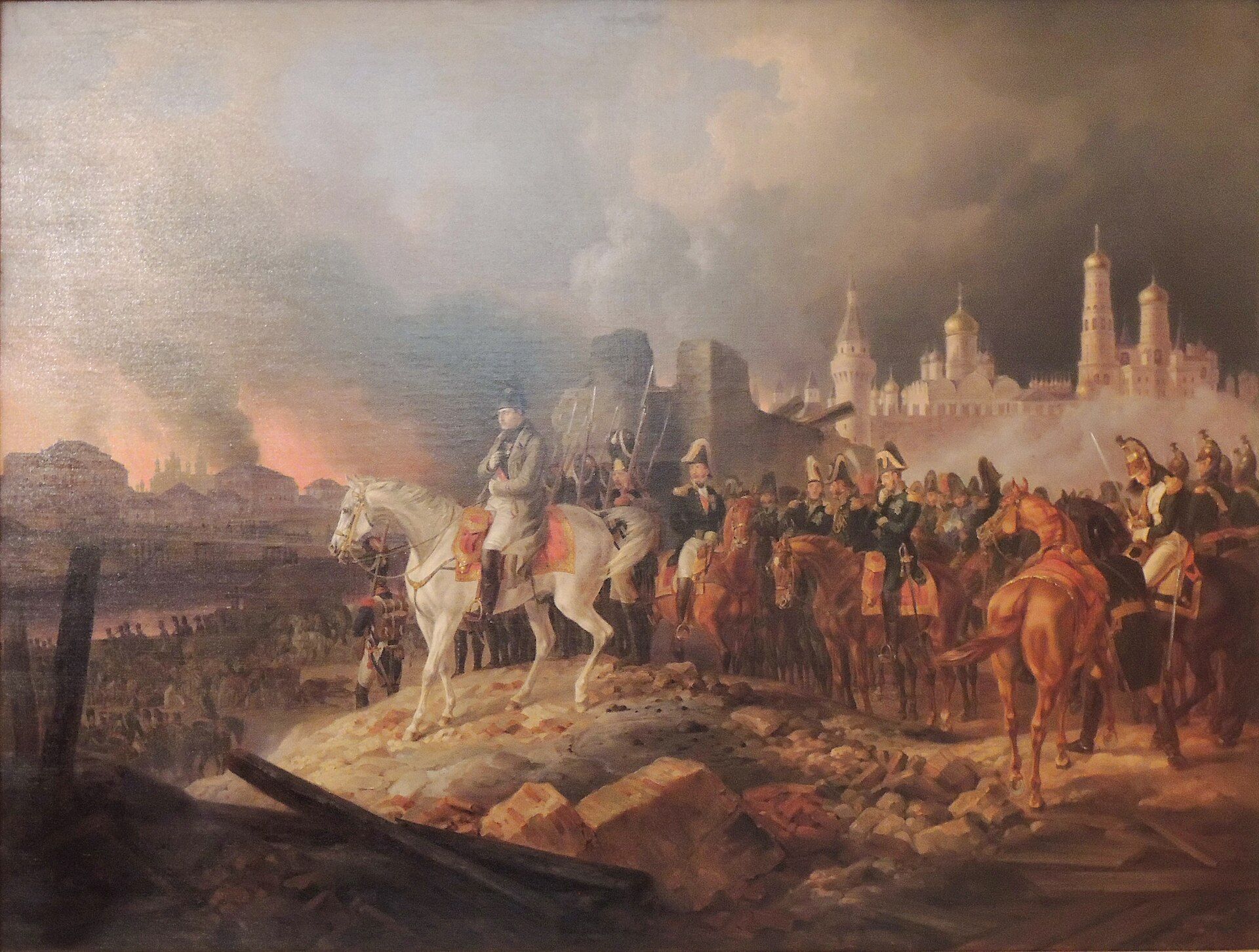 Pintura de soldados a caballo y a pie observando una ciudad en llamas bajo un cielo humeante.