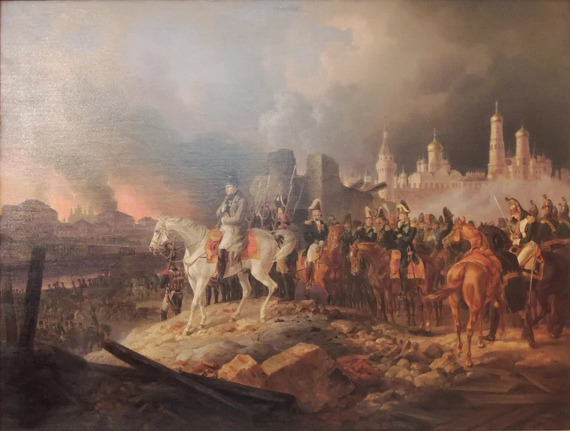 Pintura de soldados a caballo y a pie observando una ciudad en llamas bajo un cielo humeante.