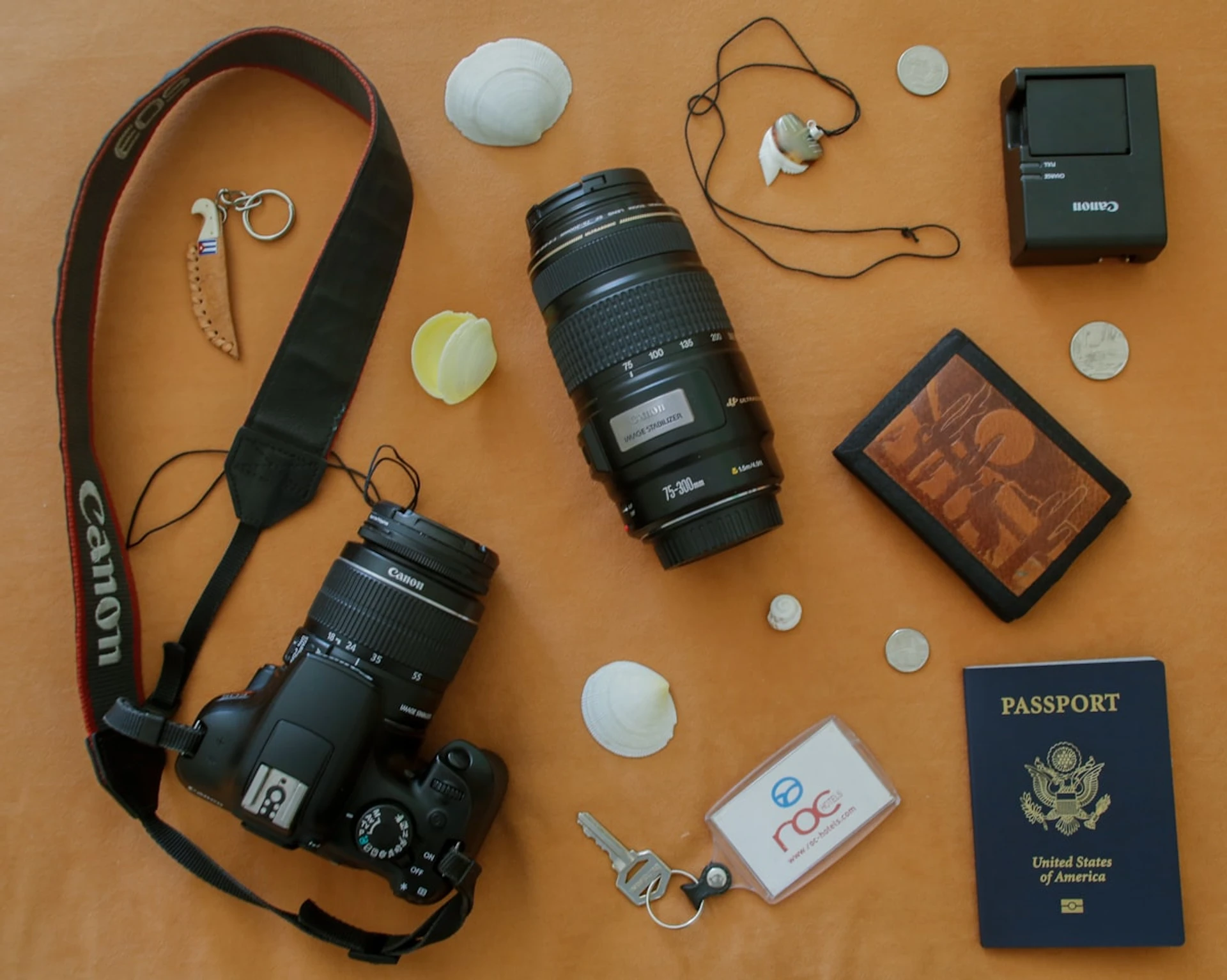 Gadgets y accesorios esenciales para viajeros: cámara, pasaporte, cargador y llaves