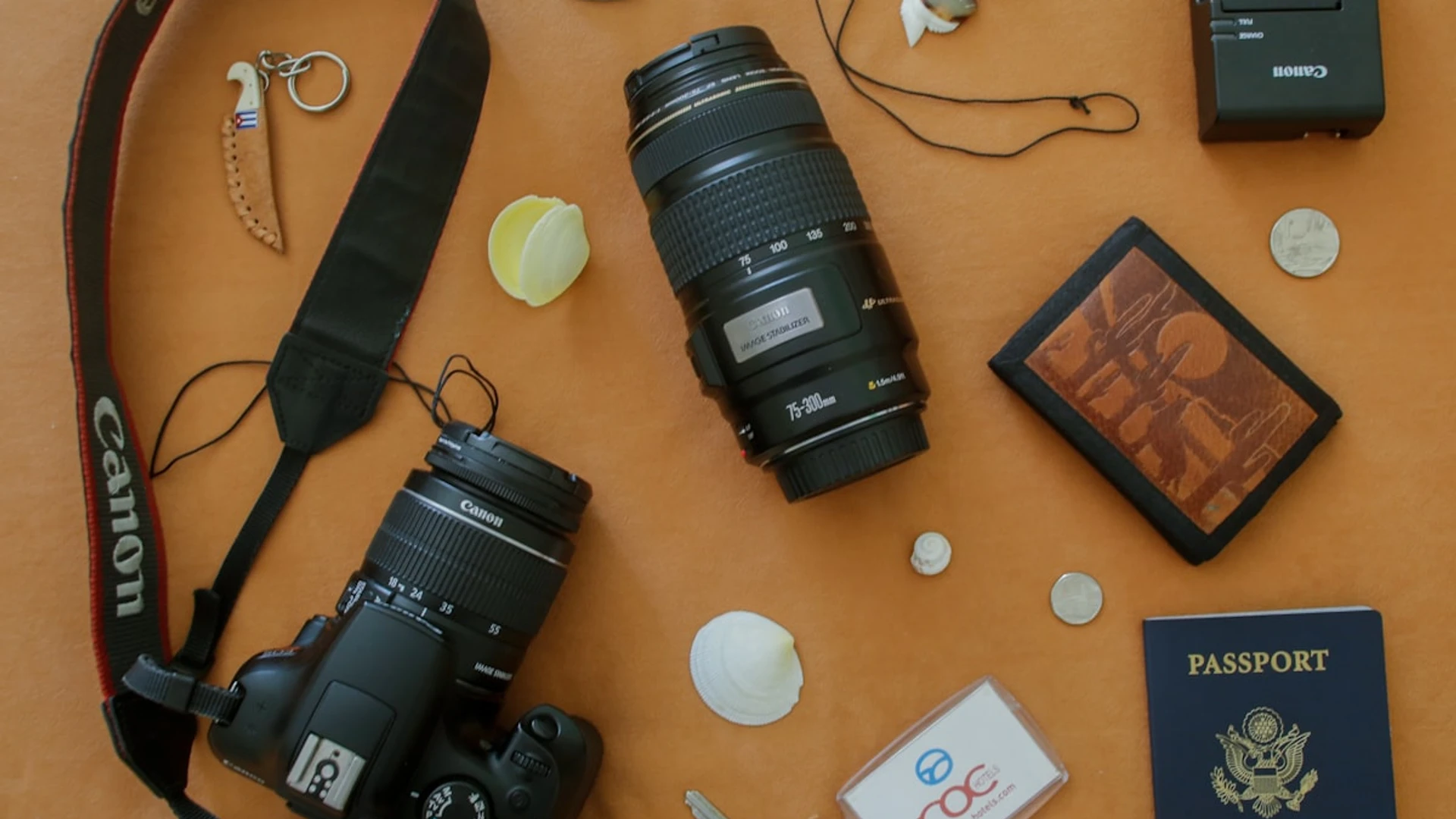 Gadgets y accesorios esenciales para viajeros: cámara, pasaporte, cargador y llaves