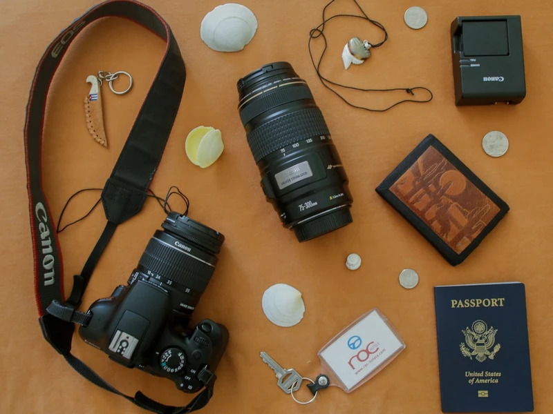 Gadgets y accesorios esenciales para viajeros: cámara, pasaporte, cargador y llaves
