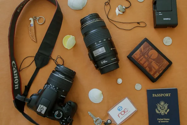 Gadgets y accesorios esenciales para viajeros: cámara, pasaporte, cargador y llaves