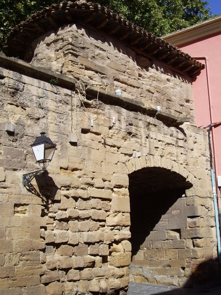 Arch of Revellín Wall in Logroño.jpg